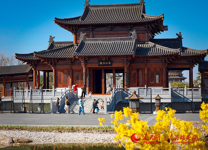 雄安悅?cè)莨珗@一角，不少家長(zhǎng)帶著孩子前來游玩。人民網(wǎng)宋燁文攝