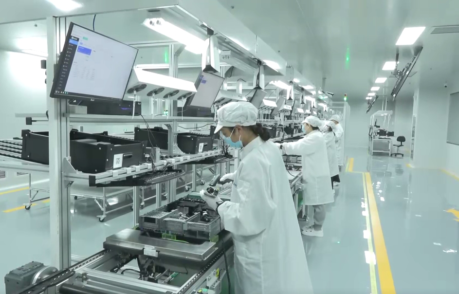 雄安新區(qū)首條信創(chuàng)產(chǎn)品數(shù)字化產(chǎn)線上，工作人員正在進(jìn)行個(gè)性化裝配。雄安百信信息科技有限公司供圖