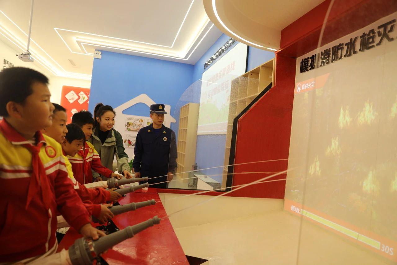 觀摩貴州省青少年消防科普體驗中心.jpg
