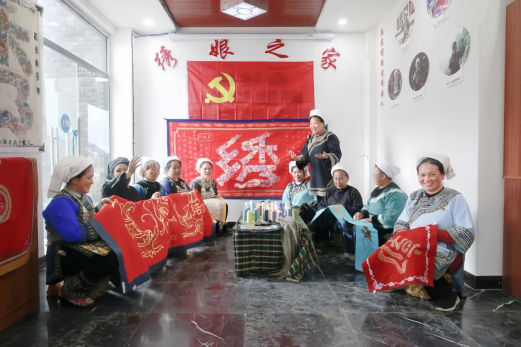 “法律明白人”韋應(yīng)麗唱普法水歌.png “法律明白人”韋應(yīng)麗唱普法水歌.png