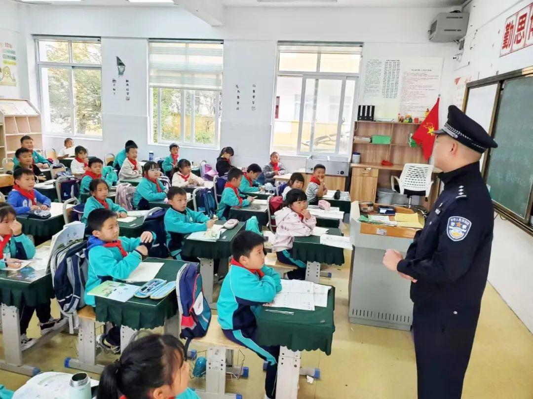 法制安全教育課現(xiàn)場(chǎng).jpg 法制安全教育課現(xiàn)場(chǎng).jpg