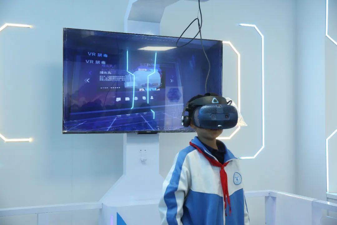 學生通過VR體驗相關犯罪場景.jpg 學生通過VR體驗相關犯罪場景.jpg