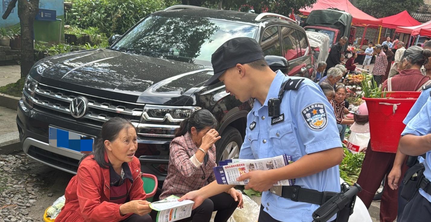 民警開展安全宣傳.jpg 民警開展安全宣傳.jpg