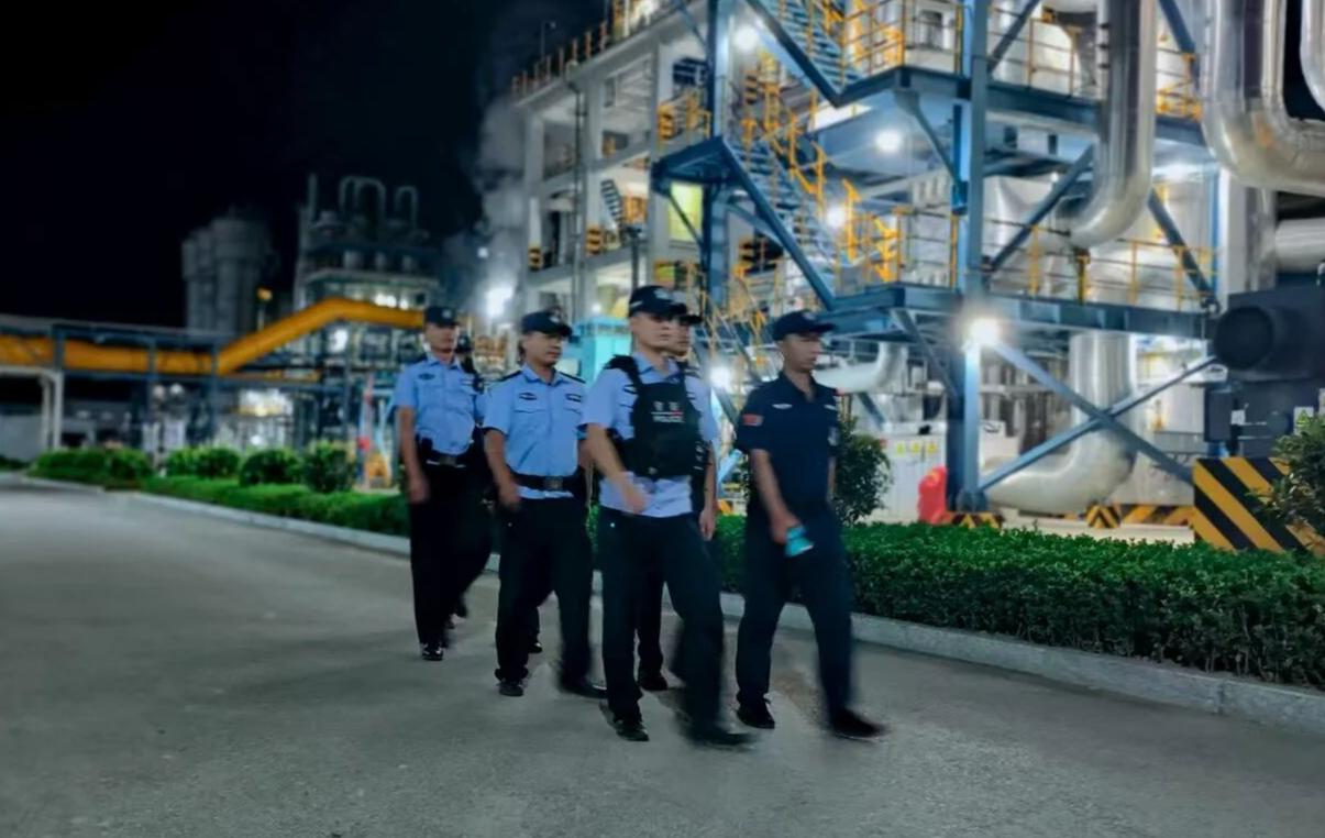 民警開展夜間巡邏.jpg 民警開展夜間巡邏.jpg