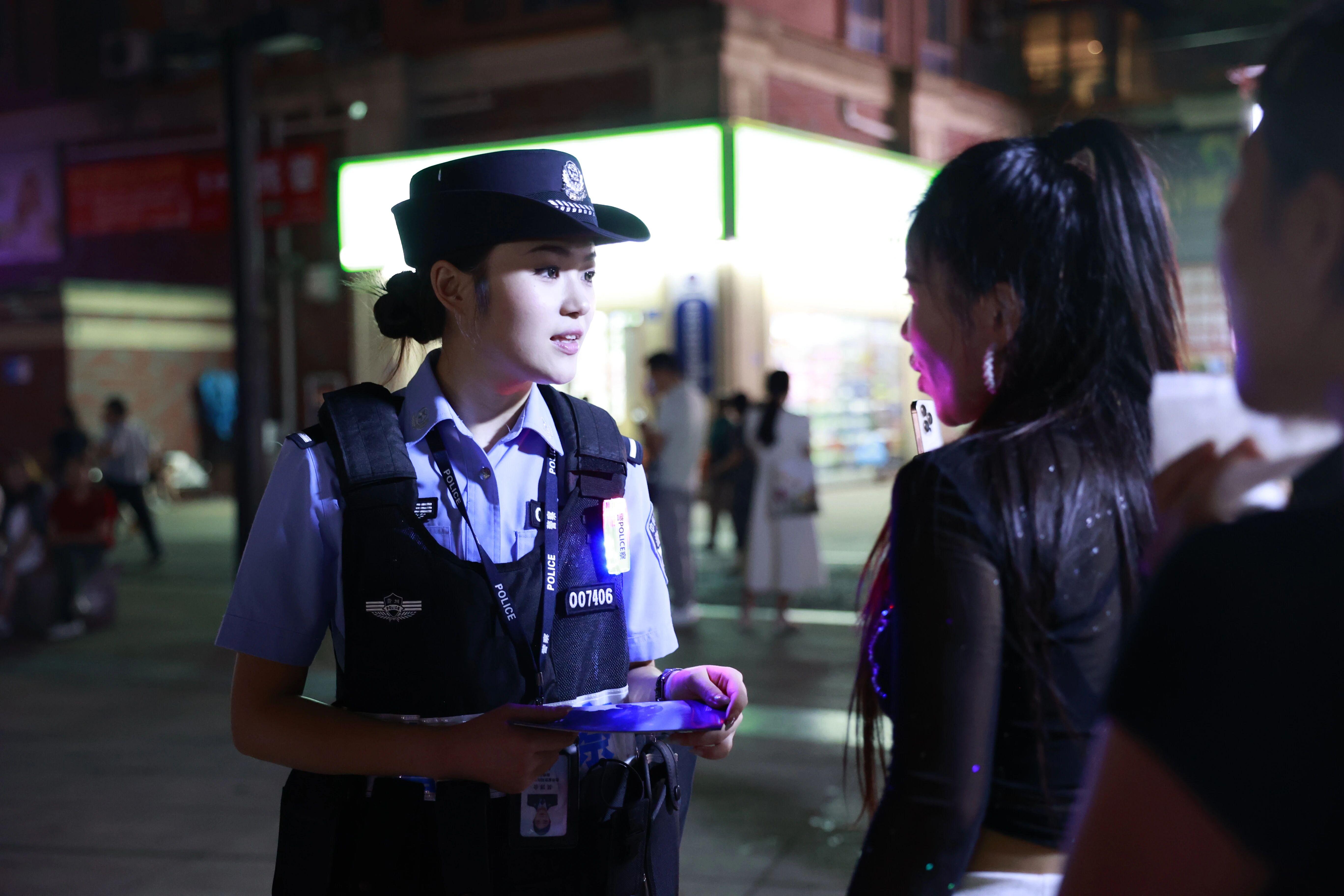 民警處理群眾求助.jpg 民警處理群眾求助.jpg