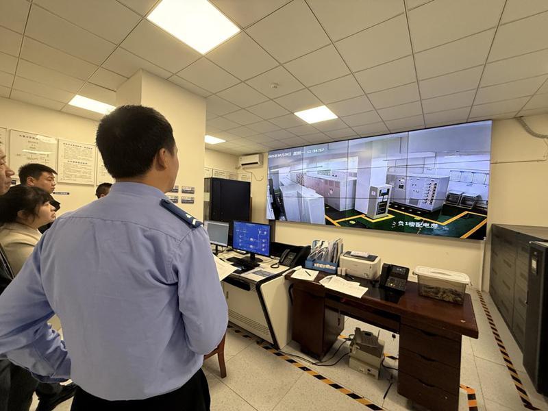 圖1民警檢查重點(diǎn)場(chǎng)所監(jiān)控.jpg 圖1民警檢查重點(diǎn)場(chǎng)所監(jiān)控.jpg