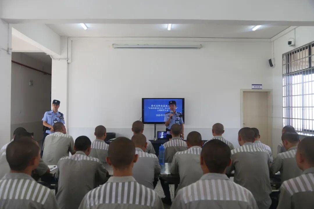 圖2 監(jiān)區(qū)民警為囚犯講解現(xiàn)場(chǎng).jpg