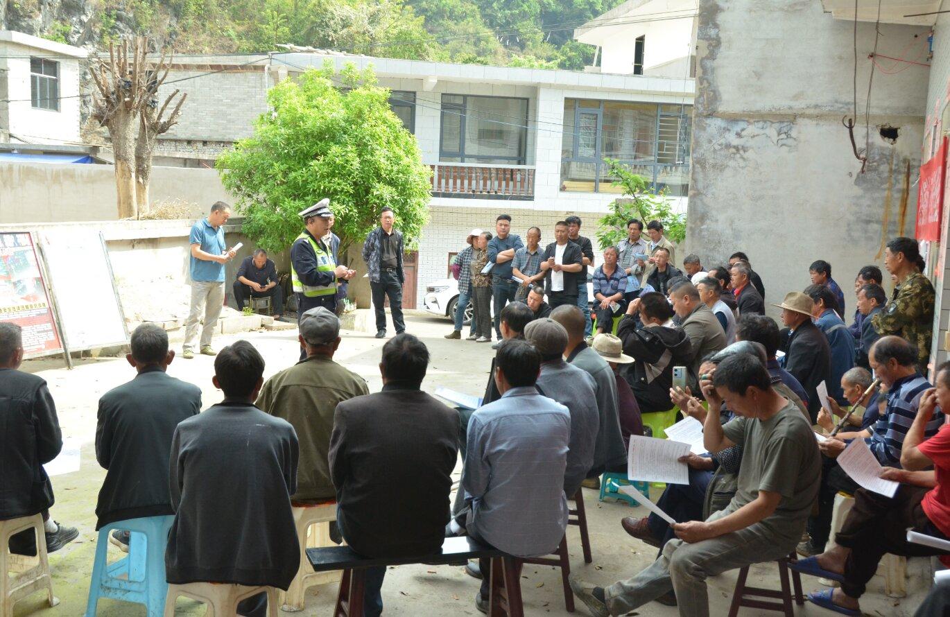 圖1交警開(kāi)展院壩會(huì).jpg
