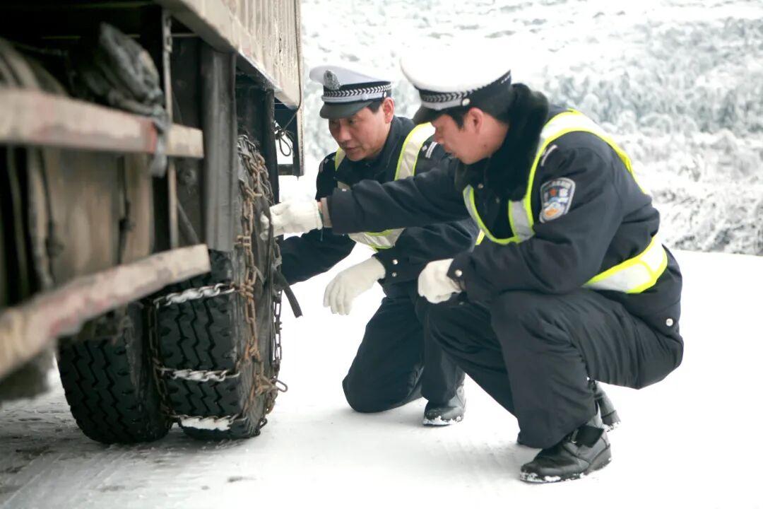 圖2 梅花山交警保障服務(wù)過(guò)往車(chē)輛.jpg