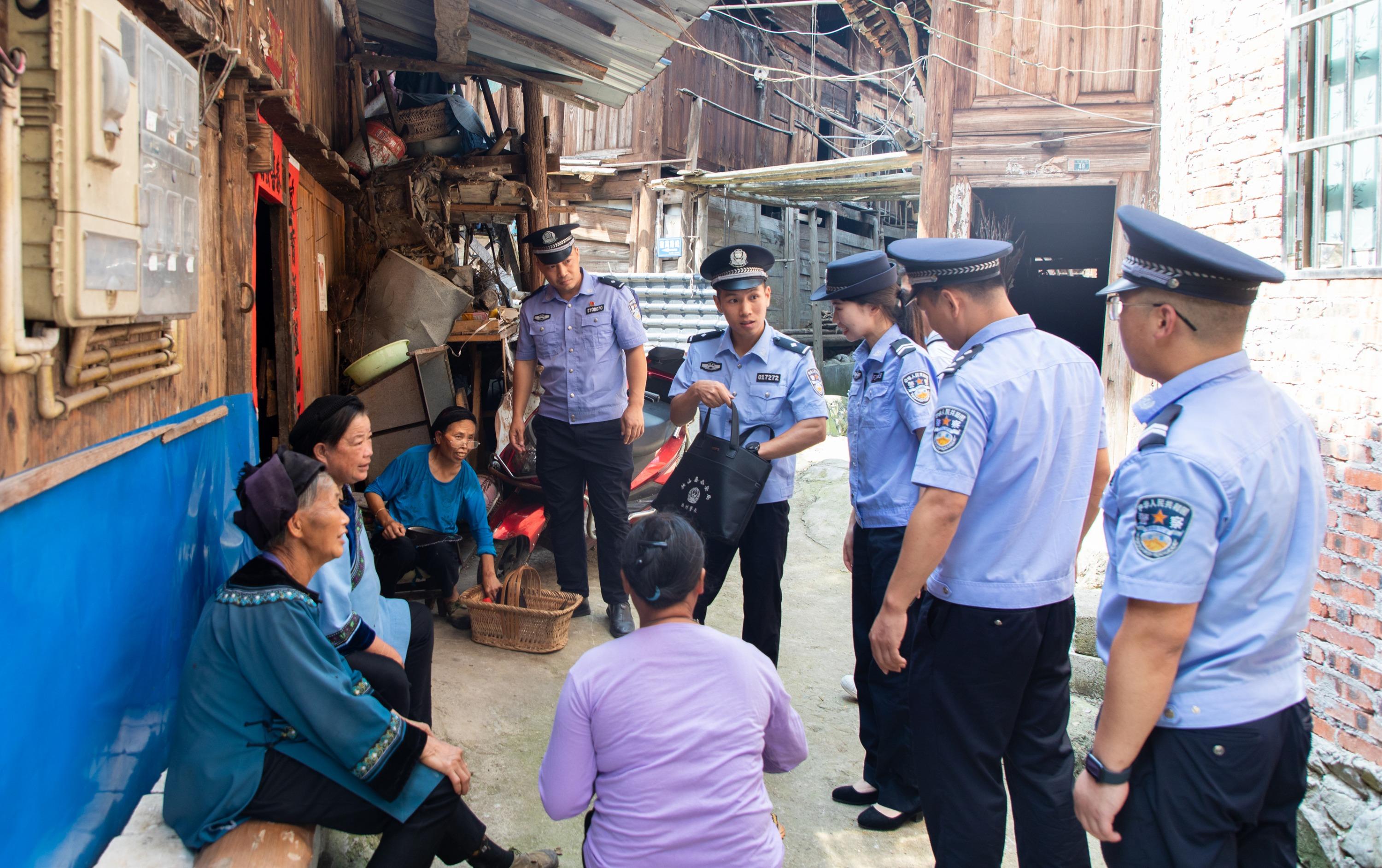 圖1民警走村入戶開(kāi)展矛盾糾紛排查化解工作.jpg 圖1民警走村入戶開(kāi)展矛盾糾紛排查化解工作.jpg