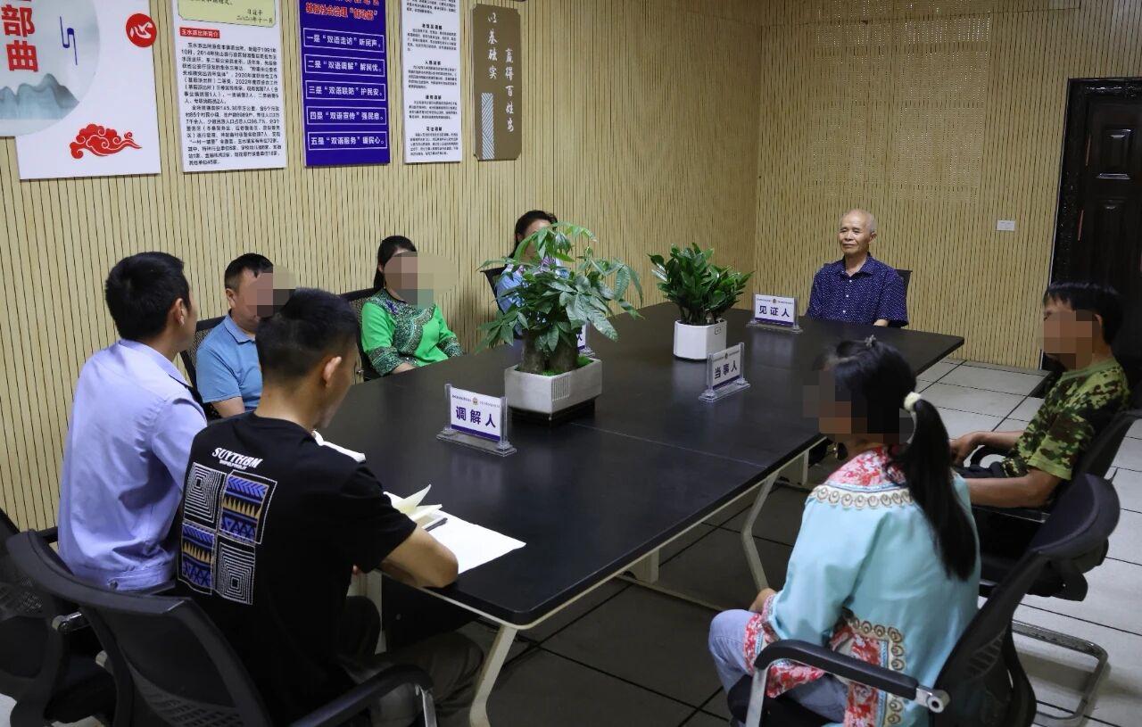 圖2民警進(jìn)行矛盾調(diào)解.jpg 圖2民警進(jìn)行矛盾調(diào)解.jpg