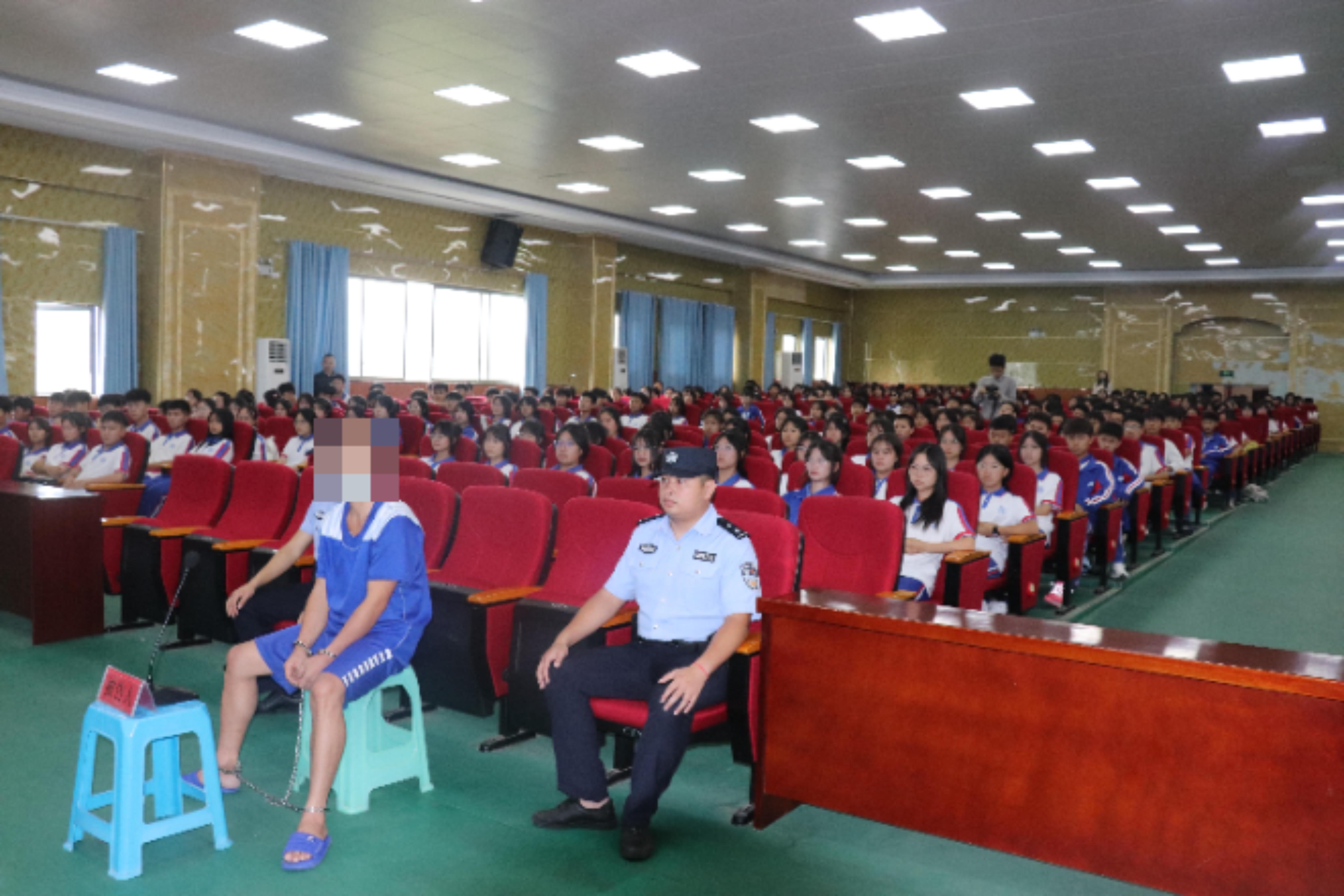 圖2 庭審進(jìn)校園活動現(xiàn)場.jpg 圖2 庭審進(jìn)校園活動現(xiàn)場.jpg