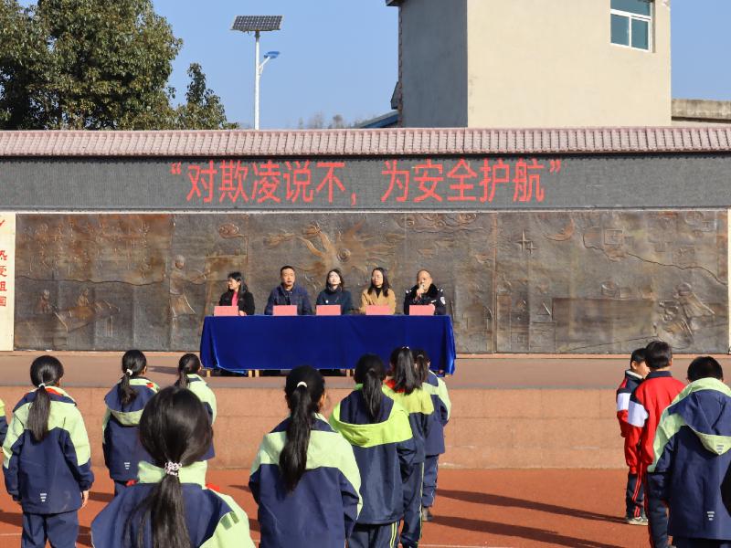 圖2  紅果司法所聯(lián)合婦聯(lián)、派出所等部門，走進(jìn)紅果街道沙坨小學(xué)開展防欺凌專題講座.jpg