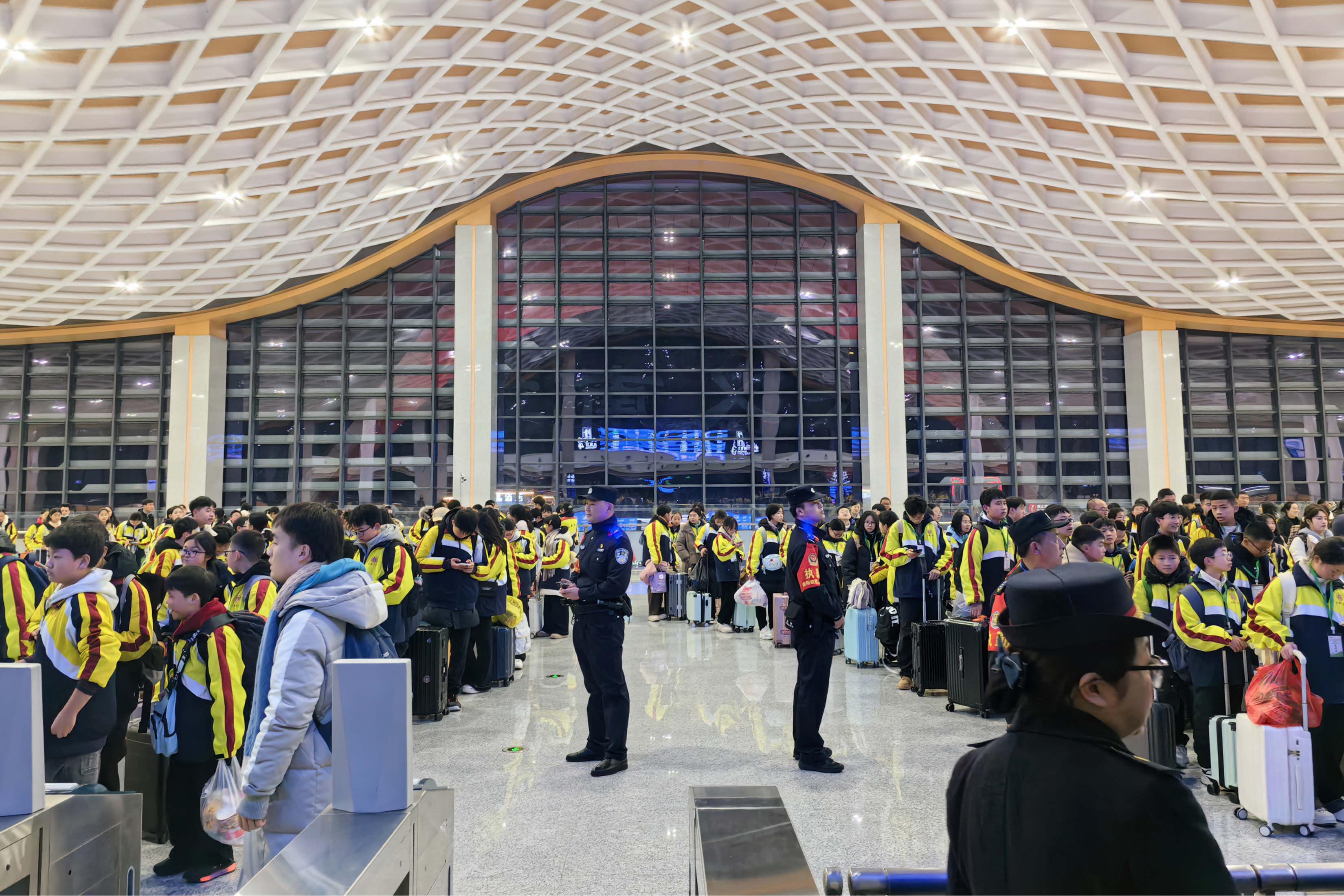 14 興義南站內(nèi)干部民警認真開展當?shù)刂袑W“研學”集中出行秩序維護.jpg