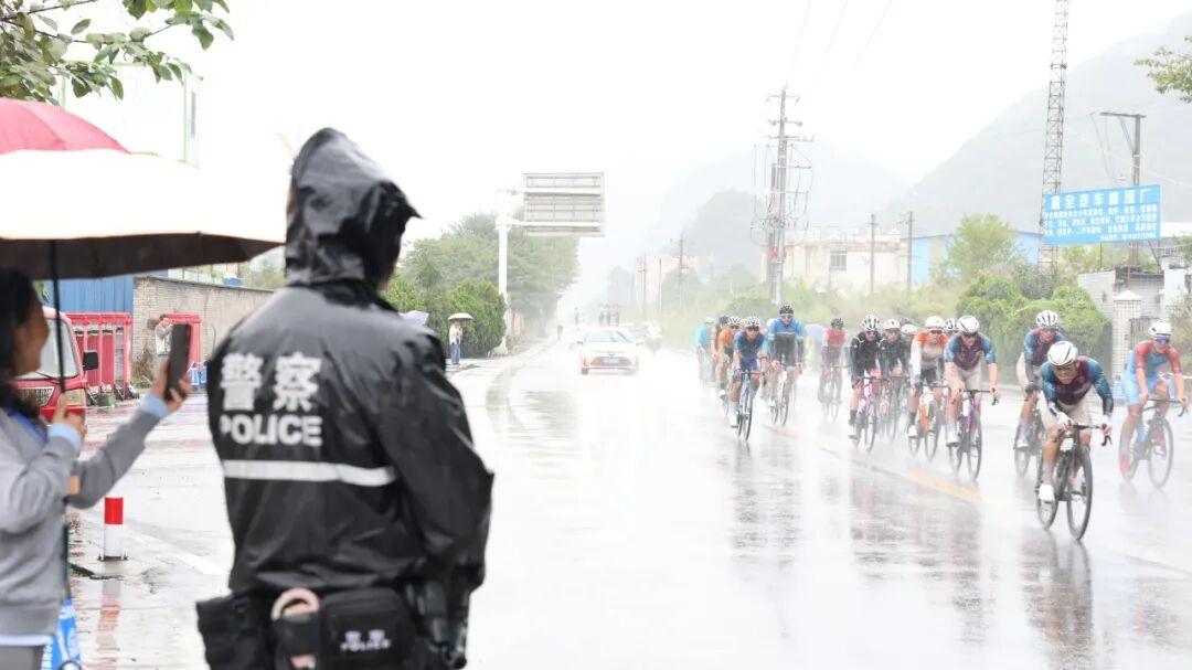 圖2 全力護(hù)航首屆環(huán)貴州公園省國際公路自行車賽?！?zhèn)寧自治縣公安局供圖.jpg