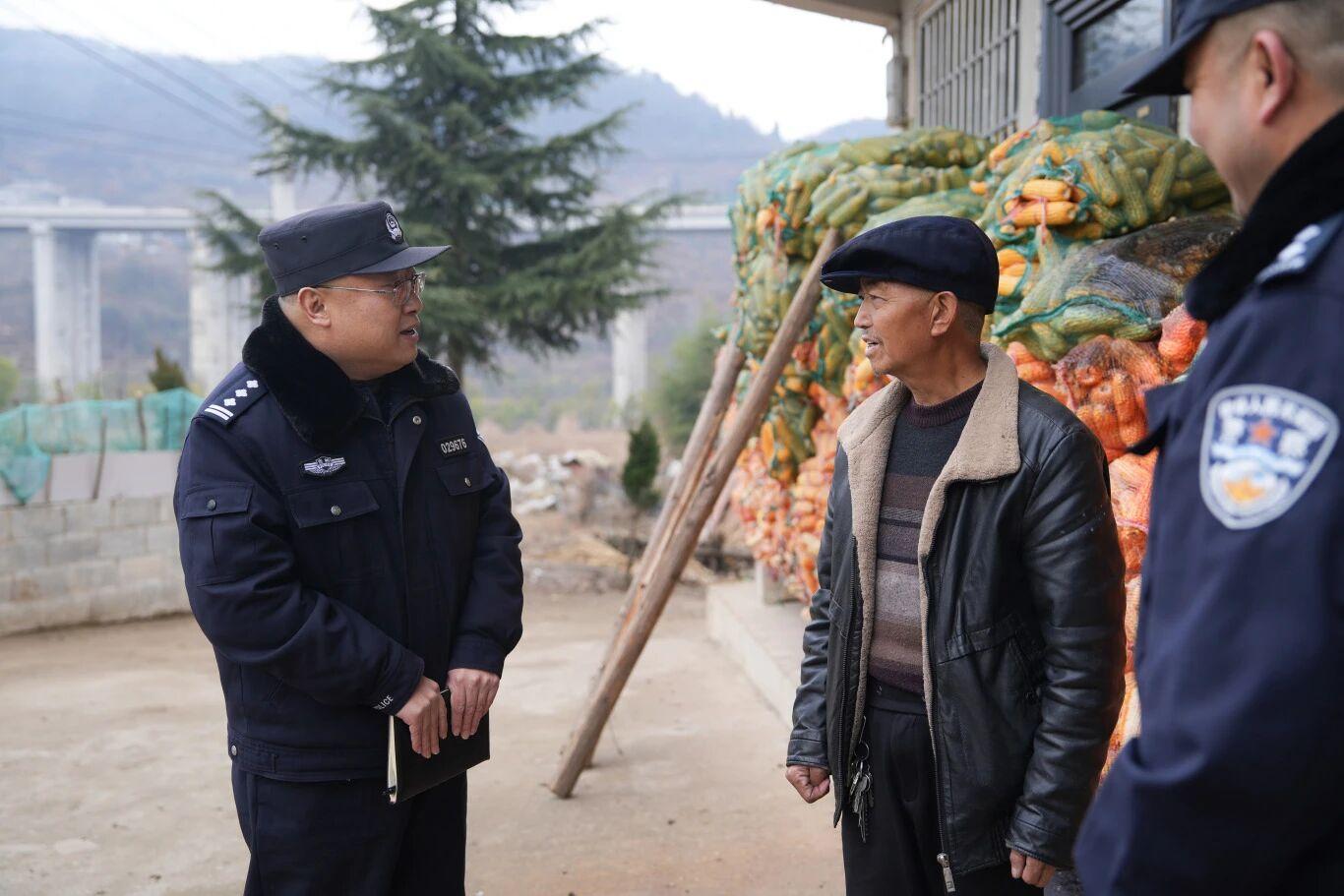 圖1王更生走訪群眾.jpg 圖1王更生走訪群眾.jpg