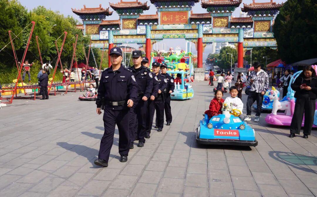 圖2 民警春節(jié)期間巡邏.jpg 圖2 民警春節(jié)期間巡邏.jpg