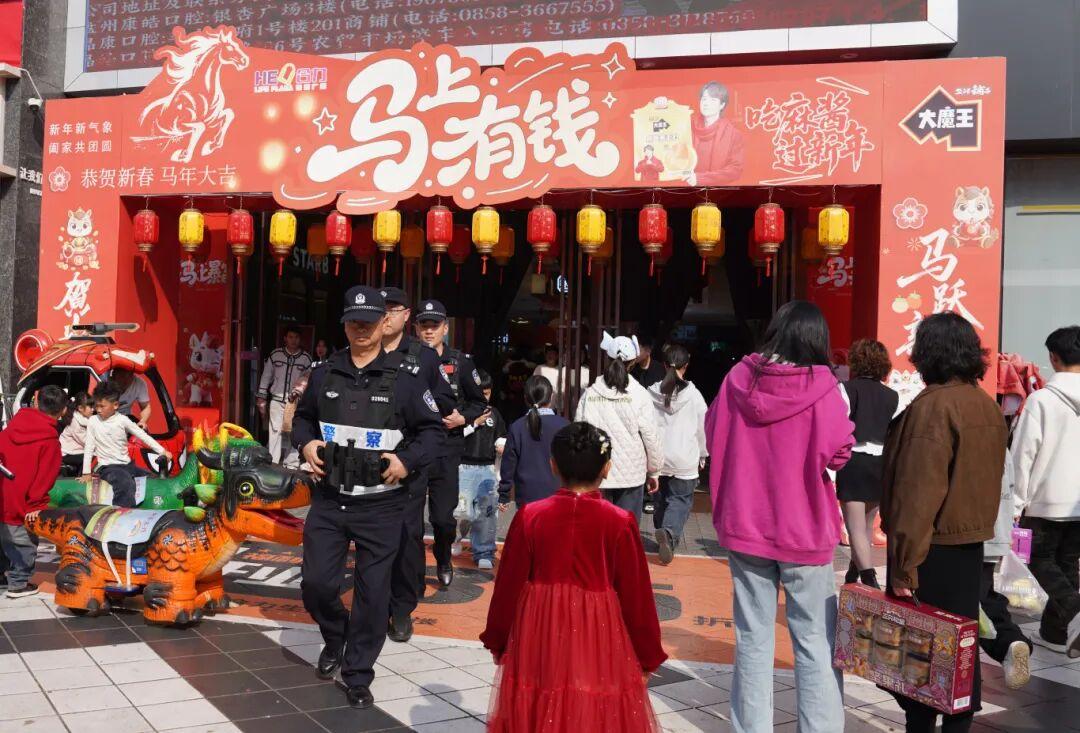 圖1 民警春節(jié)期間執(zhí)勤1.jpg 圖1 民警春節(jié)期間執(zhí)勤1.jpg