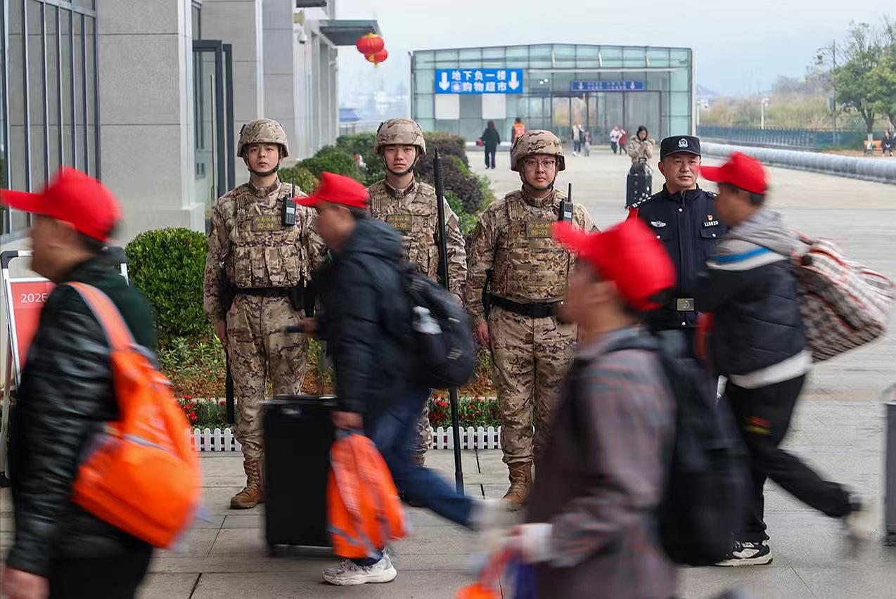 圖3駐站武警守護務(wù)工旅客有序進站乘車。.jpg