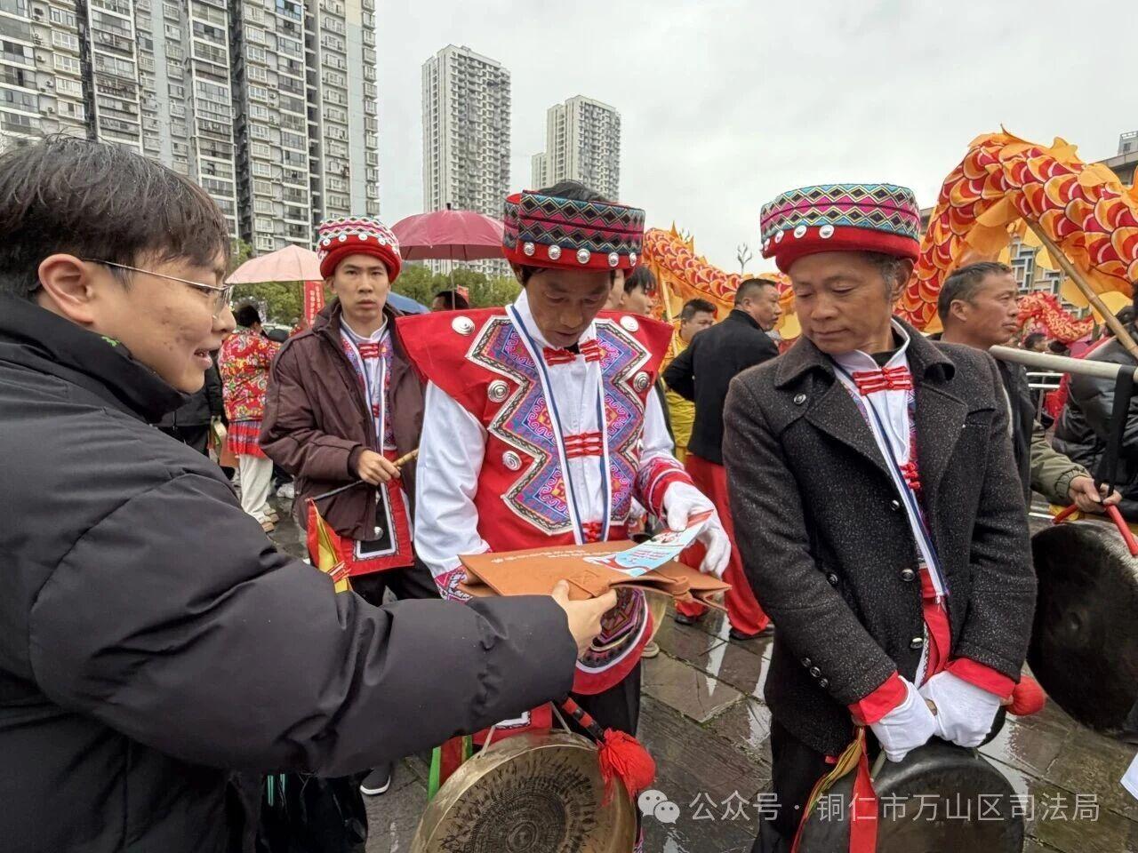 圖2 普法志愿者向巡游隊(duì)伍演員開(kāi)展普法.jpg 圖2 普法志愿者向巡游隊(duì)伍演員開(kāi)展普法.jpg