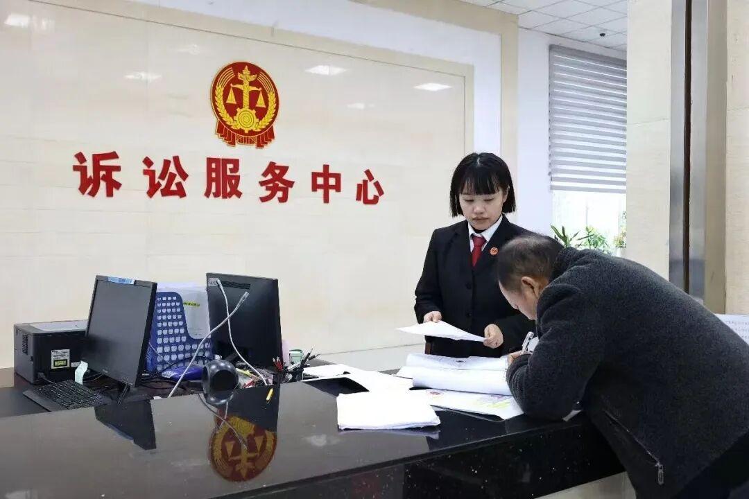 圖2 干警輔導(dǎo)當(dāng)事人填寫材料.jpg