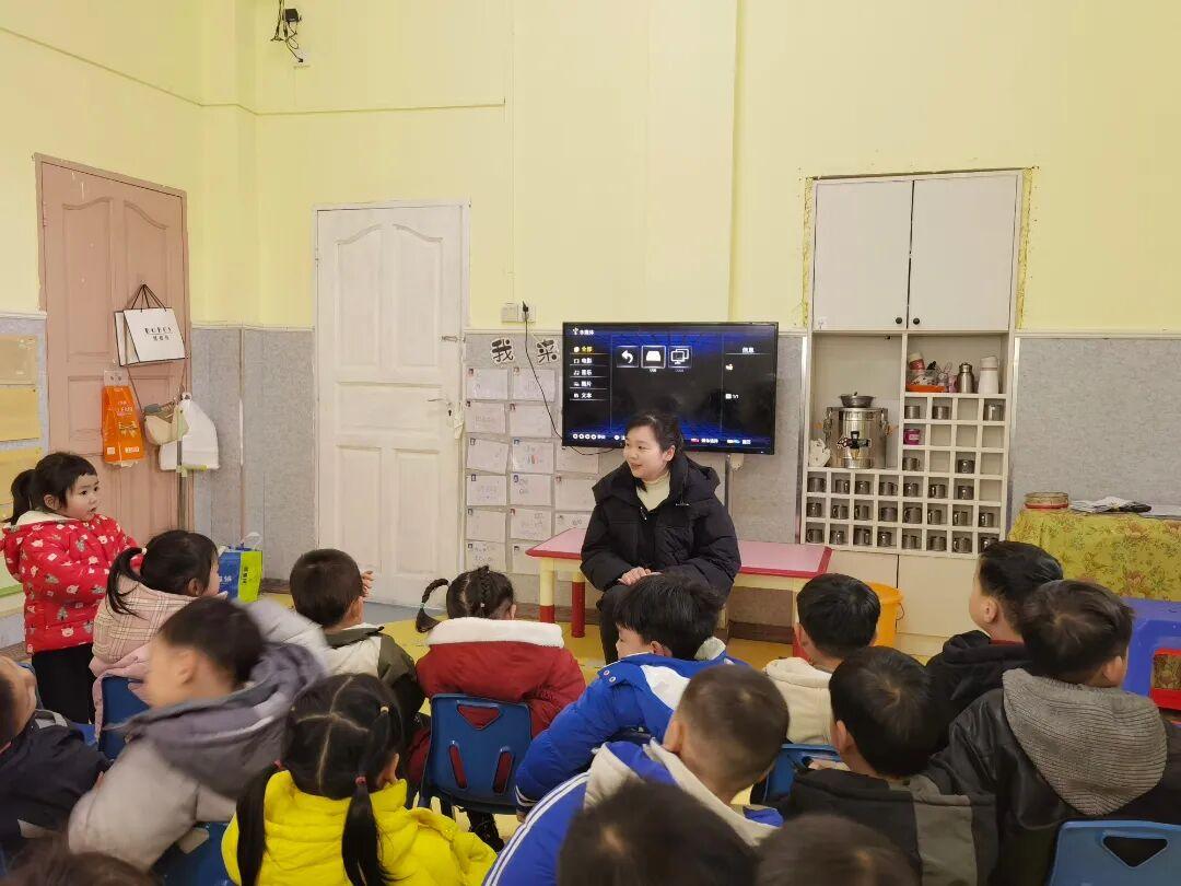 圖2  3月4日，愛立方幼兒園法治副校長楊宏平到校開展宣傳教育活動(dòng).jpg