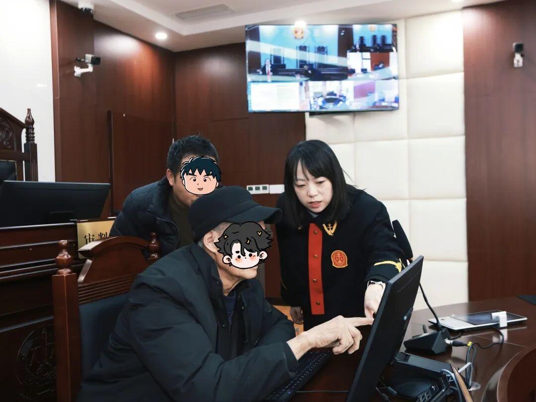 圖4 朱俊蓉耐心引導(dǎo)群眾.jpg