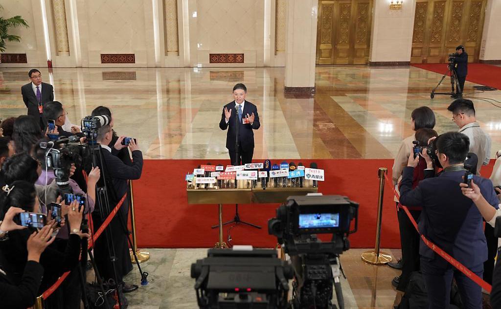 生態(tài)環(huán)境部部長黃潤秋接受媒體采訪