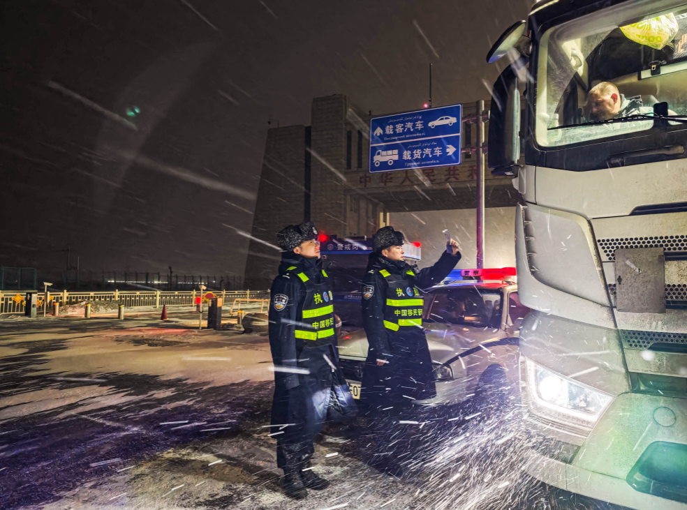 阿拉山口邊檢站：戍邊民警逆風而行堅守邊檢一線