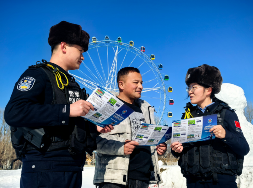 春雪映照“警察藍” 普法送暖進萬家