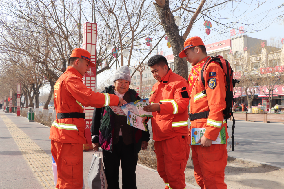 新疆巴州庫(kù)爾勒消防救援機(jī)動(dòng)大隊(duì)：全域宣傳筑防線 多措并舉護(hù)平安