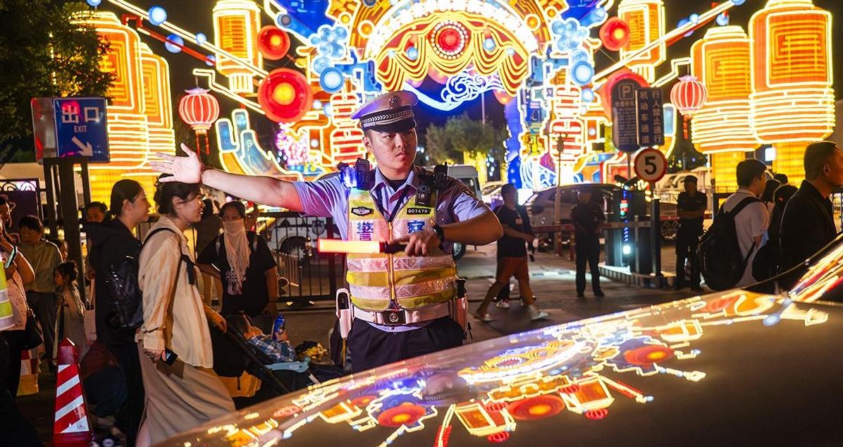 北京警方全力護(hù)航“京彩燈會(huì)”夜平安