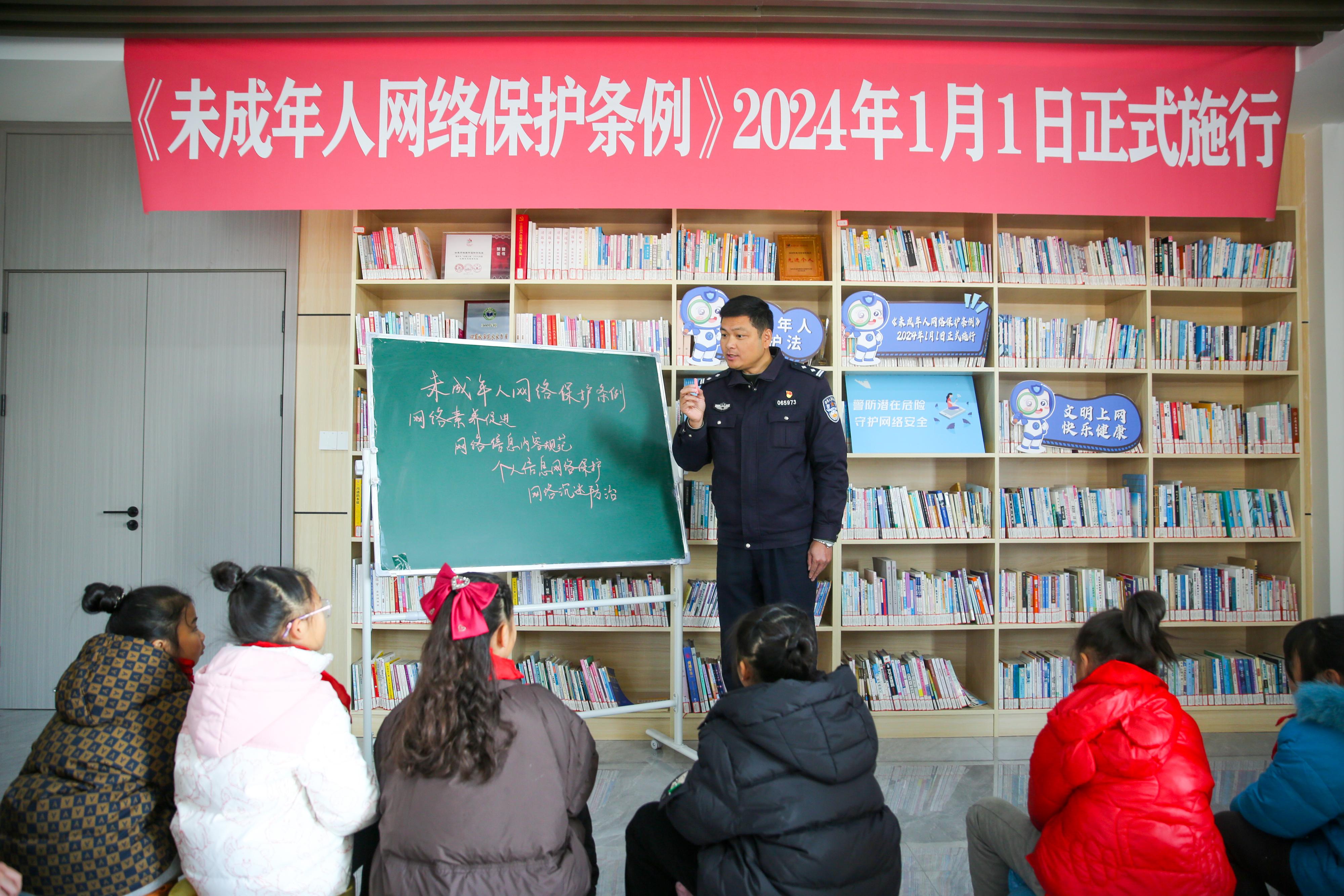 2024年1月1日，在江蘇南通如皋市城南街道新華社區(qū)農(nóng)家書屋內(nèi)，網(wǎng)絡(luò)普法志愿者向?qū)W生講解《未成年網(wǎng)絡(luò)安全保護(hù)條例》相關(guān)內(nèi)容。.jpg