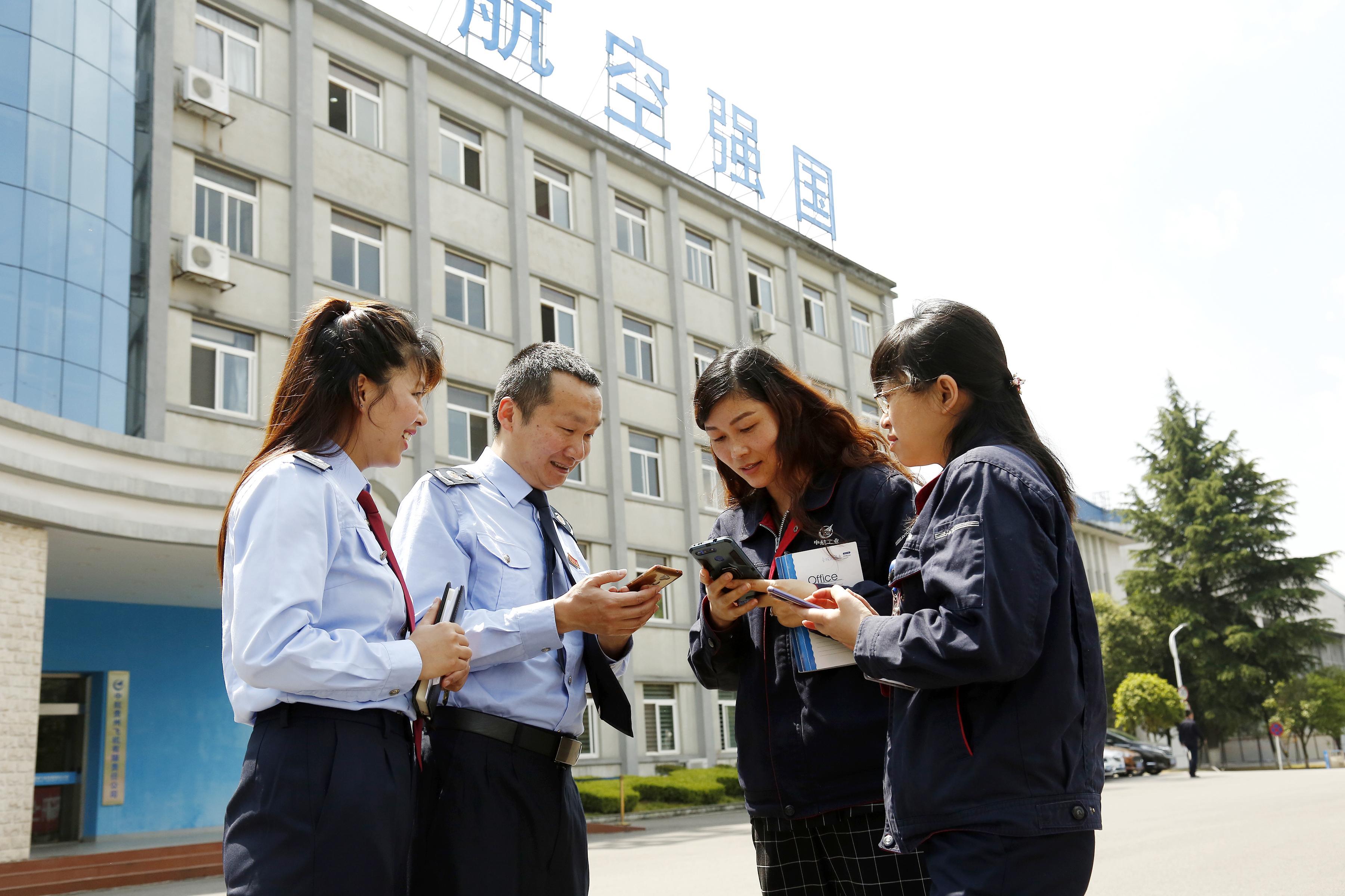 “金稅委員” 走進(jìn)企業(yè)，為企業(yè)詳細(xì)解說(shuō)稅務(wù)部門在減稅降費(fèi)、納稅服務(wù)、助企紓困等方面的措施與成效，并專項(xiàng)輔導(dǎo)企業(yè)所需稅費(fèi)知識(shí)。.jpg