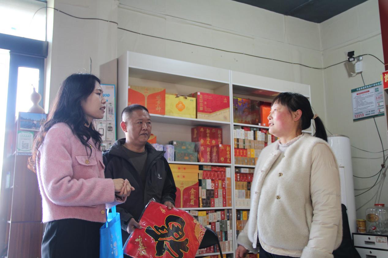 圖為王萌萌為商戶送上新春法治大禮包。通訊員 朱新宇 攝.jpg